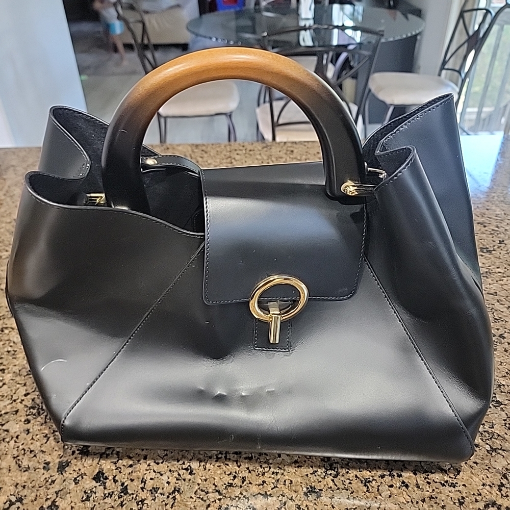 Elegant Black Leather Handbag with Wooden Handle